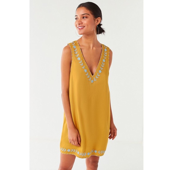 ✨NWOT Urban Outfitters Embroidered Shift Dress - Picture 2 of 7